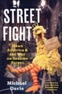 "STREET FIGHT: Mean America & the War on Sesame Street" von Michael Davis. Großer gelber Vogel mit Schild "Save our street".