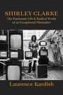 "SHIRLEY CLARKE: The Passionate Life & Radical Works of an Exceptional Filmmaker" von Laurence Kardish. Eine Person steht hinter gestapelten Fernsehern.