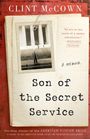 "Son of the Secret Service" von Clint McCown, ein Memoir, darunter ein altes Foto eines Mannes vor Säulen.