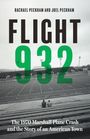 Titel: "Flight 932". Untertitel: "The 1970 Marshall Plane Crash and the Story of an American Town". Zwei Personen sitzen im leeren Stadion.