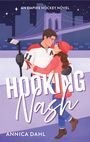 „An Empire Hockey Novel. Hooking Nash. Annica Dahl.“ Zwei Personen auf einer Eisbahn in inniger Umarmung, im Hintergrund eine Brücke.