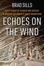 Titel: "ECHOES ON THE WIND". Ein verschneiter Wald im Sturm mit schwerem Schnee auf Bäumen.