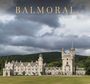 Text: "BALMORAL". Eine große, graue Burg mit Türmen vor bewölktem Himmel und grünen Wäldern im Hintergrund.
