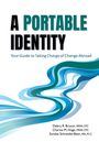 „A Portable Identity: Your Guide to Taking Charge of Change Abroad“. Namen unten. Wellenförmiges, blau-grünes Muster.