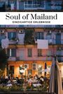 "Soul of Mailand: Einzigartige Erlebnisse." Ein Wohngebäude bei Abenddämmerung, darunter Menschen in einem Außenbereich.