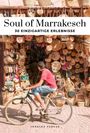 „Soul of Marrakesch: 30 einzigartige Erlebnisse“. Junge auf Fahrrad vor Geschäft mit Körben und Hüten.