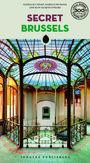 „SECRET BRUSSELS“ in großem Text. Darunter ein elegantes, buntes Glasdach im Jugendstil über einem Treppenhaus.