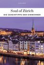 Soul of Zürich: Die Geheimtipps der Einwohner. Abendaufnahme der Stadt mit beleuchteten Gebäuden und einer Kirche.