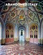 "Abandoned Italy", Robin Brinaert. Buntes, detailreiches Gewölbe mit Mosaiken und Holztüren, antiker Kronleuchter.