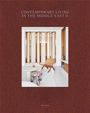 „CONTEMPORARY LIVING IN THE MIDDLE EAST II“ auf braunem Hintergrund. Heller Raum mit Holzstuhl und Tisch.