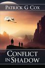 "Patrick G Cox", "Conflict in Shadow". Sci-Fi-Landschaft mit Raumsonde und drei Silhouetten vor einer bergigen Wüstenkulisse.