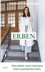 Verena Finkenberger, ERBEN. Was bleibt, wenn niemand mehr ausweichen kann. Frau steht auf Treppe in hellem Outfit.