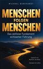 "MENSCHEN FOLGEN MENSCHEN" steht in großen goldenen Buchstaben vor einem gewundenen Weg bei Sonnenuntergang.