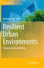 Titel: "Resilient Urban Environments: Planning for Livable Cities". Grünflächen vor modernen Gebäuden.