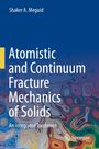 "Atomistic and Continuum Fracture Mechanics of Solids" steht über einem bunten, wirbelnden Muster.