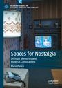 "Spaces for Nostalgia: Difficult Memories and Material Consolations" von Mario Panico. Ein Retro-Wohnzimmer mit altem Fernseher.