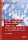„The UN Stabilization Mission in Mali (MINUSMA)“ von Arthur Boutellis mit weißen Fahnen vor blauem Himmel.