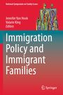 „Immigration Policy and Immigrant Families“, farbige abstrakte Figuren, roter Hintergrund, Springer-Logo unten.