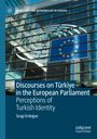 Buchtitel: "Discourses on Türkiye in the European Parliament" von Sezgi Erdoğan. Hintergrund: EU-Gebäude mit Flagge.