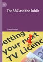 Weiße Schrift auf violettem Hintergrund: "The BBC and the Public". Gelber Hintergrund mit Text, roter Pin.