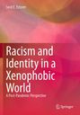 Titel: "Racism and Identity in a Xenophobic World". Rosa-rote abstrakte Hintergrundgestaltung.