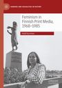 „Feminism in Finnish Print Media, 1968–1985“ von Heidi Kurvinen. Schwarz-Weiß-Foto einer Frau vor einer Statue.
