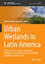 Text: "Urban Wetlands in Latin America". Hintergrund: Glasgebäude und Vegetation mit Wolkenreflexion.