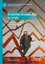 "Socio-Historical Studies", "Economic Knowledge in Crisis", Illustration eines Geschäftsmanns vor fallenden Graphenlinien.