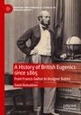 "A History of British Eugenics since 1865" von David Redvaldsen. Ein Mann steht vor Vorhängen neben einem Globus.