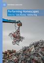 „Performing Homescapes“, bearbeitet von Sally Mackey und Adelina Ong. Kran hält Fahrräder über Schrotthaufen.