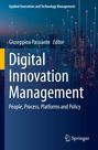 Digital Innovation Management: People, Process, Platforms and Policy. Skyline bei Nacht mit leuchtenden Linien und Punkten.