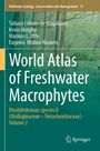 Titel: World Atlas of Freshwater Macrophytes. Autoren: Tatiana Lobato-de Magalhães et al. Hintergrund: Waldlandschaft, Wasser.
