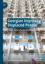 „Georgian Internally Displaced People“ ist der Titel. Hintergrund: Ein Betonwohngebäude mit vielen Balkonen.