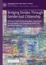 Oben: "Bridging Divides Through Gender-Just Citizenship". Unten: "Linda Eitrem Holmgren". Hintergrund ist abstrakt in Blau- und Lilatönen gehalten.