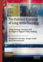 "The Political Economy of Long-term Planning", Autoren: Panagiotis E. Petrakis, Giorgos Vasilis, Anna-Maria Kanzola. Illustrative, abstrakte Kunst mit dominierenden roten und blauen Farben im Hintergrund.