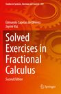 „Solved Exercises in Fractional Calculus, Second Edition“ von Edmundo Capelas de Oliveira und Jayme Vaz vor Zahnrädern.