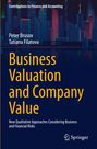 „Business Valuation and Company Value“ steht in großer, gelber Schrift. Im Hintergrund ist eine Stadtansicht bei Nacht.