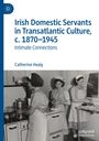 Text: "Irish Domestic Servants in Transatlantic Culture, c. 1870–1945: Intimate Connections" von Catherine Healy.  
Illustration: Drei Frauen in alten Dienstmädchenuniformen arbeiten in einer Küche.