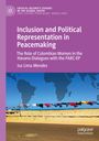 Text: "Inclusion and Political Representation in Peacemaking" von Isa Lima Mendes. Sandstrand mit flatternder Wäsche.