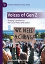 "Voices of Gen Z", Demo mit Schild "We Need A Change", Menschenmenge im Hintergrund, Buch von Rosa Groen und Tahir Abbas.