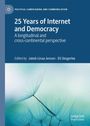 "25 Years of Internet and Democracy" vor hellblauem Hintergrund mit Pusteblumen-Illustration.