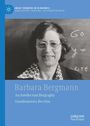 Barbara Bergmann: An Intellectual Biography. Schwarz-weiß Foto einer Frau mit Brille vor einer Tafel.