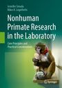 Buchtitel: "Nonhuman Primate Research in the Laboratory". Ein Affe hält einen Knochen und sitzt auf einem Brett.