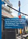 Titel: "A Babu among the Lamas: Sarat Chandra Das and the Making of Tibet Studies in Colonial Bengal" von Parjanya Sen. 

Logo: Oben links. 

Hintergrund: Gebäude und ein bunter Mast mit Gebetsfahnen.