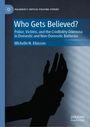"Who Gets Believed?" steht in Weiß auf Blau. Dunkles Schattenbild einer Hand über einem strukturierten Hintergrund.