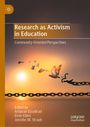 „Research as Activism in Education: Community-Oriented Perspectives“. Vögel fliegen vor einem gebrochenen Kettenglied im Sonnenuntergang.