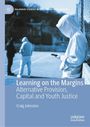 "Learning on the Margins: Alternative Provision, Capital and Youth Justice" von Craig Johnston. Drei Personen in Hoodies.