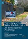 "The Legacy of the Biden Administration: An Inconsequential Presidency?" Schild an Zaun, Herbstlaubbedeckte Straße.