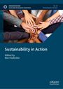 „Sustainability in Action” unten, viele Hände übereinander gestapelt oben.