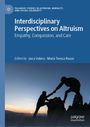 "Interdisciplinary Perspectives on Altruism" in Weiß auf Blau. Zwei Personen helfen sich gegenseitig auf einem Berg im Sonnenuntergang.
